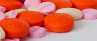 Лекарства и таблетки на столе